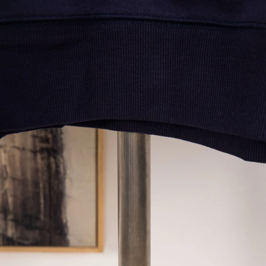 P300 zp version [Exclusive supply] Ralph Lauren/Ralph Lauren 2025SS Four Seasons classic style stacked topstitch design five-color thin hooded sweatshirt -370g double-sided cotton heavyweight fabric✅ -Original same 7.5CM widened thread processing✅ -Front collar patchwork triangle block four-needle six-thread topstitch design✅ -RL Four Seasons classic style Loose fit, easy for both men and women to control Simple Clean and versatile, exposed topstitching patchwork triangle 1.3 cm retro original color hook and loop drawstring, full of details. Color: navy blue, brown, pink, gray. Size: S M L XL. Number: WW10751.